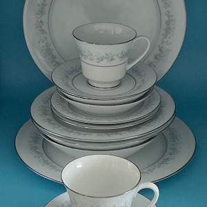 Contemporary Fine China; By Noritake. 2181 MARYWOOD 7 Piece Place Setting Dinner Set for 2 ( 14 Pieces)