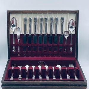 Vintage WM Rogers Mfg.co.reinforced Plate IS Silverplated Flatware