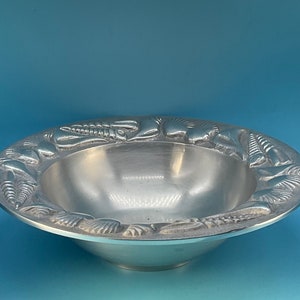 Cast Aluminum Seashells Embossed Rim Serving Round Bowl