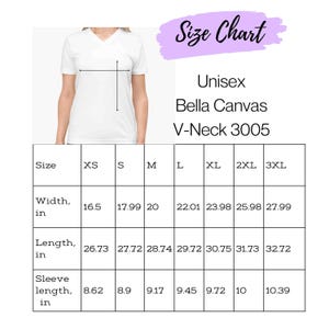 Op de afbeelding: Maattabel voor unisex Bella Canvas V-Neck 3005 T-shirts. De tabel toont de afmetingen in inches voor breedte, lengte en mouwlengte voor maten XS tot 3XL.