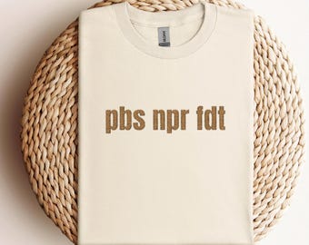 Sparen Sie NPR & PBS Besticktes Shirt: Freies Politisches Aktivist T-Shirt