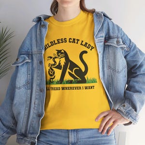 Kinderloze kattendame ik loop waar ik wil Shirt Kamala Harris Shirt liberaal shirt grappige kat Don't Tread on Me Gadsden 2024 verkiezing afbeelding 2