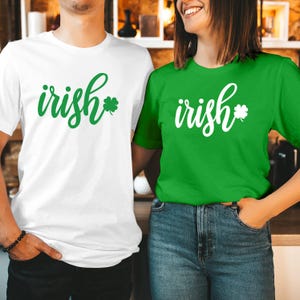 Irisches Skript Shirt, minimalistisches St Patricks Day T-Shirt, Kleeblatt Passendes Geschenk Top T-233