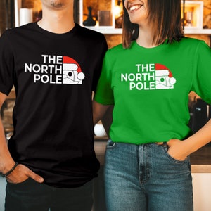 TSHIRT (5226) The NORTH POLE Santa Christmas T-Shirt Xmas Gift for Men Womens Family Holidays Shirt