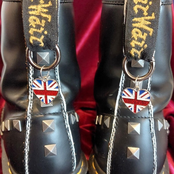 Breloques pour bottes avec choix de 2 pendentifs union jack différents.