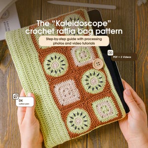 Può includere: Uno schema all'uncinetto per una borsa intitolato The Kaleidoscope crochet raffia bag pattern, caratterizzato da un design a motivi quadrati verde chiaro e marrone con chiusura a bottone in legno. Il documento include una guida passo dopo passo, foto, video tutorial e specifica l'uso di filato di cotone DK.