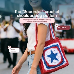 Puede incluir: Bolso de hombro de ganchillo rojo, blanco y azul con diseño de estrella. El bolso está hecho con un cordón de algodón de 3 mm y presenta el texto "The Superstar crochet shoulder bag pattern". El patrón incluye guías paso a paso con fotos y video tutoriales.