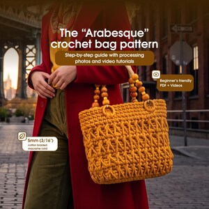 Może przedstawiać: Musztardowa torba szydełkowa o teksturowanym wzorze z uchwytami z drewnianych koralików. Tekst na obrazku brzmi: The Arabesque crochet bag pattern, Step-by-step guide with processing photos and video tutorials, Beginner's friendly PDF + Videos, 5mm (3/16") cotton braided macrame cord.