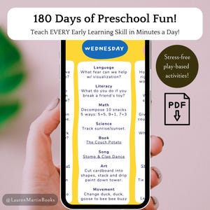 Puede incluir: La pantalla de un tel&eacute;fono inteligente que muestra un gr&aacute;fico colorido con el t&iacute;tulo "&iexcl;180 d&iacute;as de diversi&oacute;n en preescolar!" y el texto "&iexcl;Ense&ntilde;a TODA habilidad de aprendizaje temprano en minutos al d&iacute;a!" El gr&aacute;fico est&aacute; dividido en secciones para diferentes &aacute;reas de aprendizaje, como lenguaje, alfabetizaci&oacute;n, matem&aacute;ticas, ciencias, libros, canciones, arte y movimiento. El gr&aacute;fico tambi&eacute;n incluye la palabra "Mi&eacute;rcoles" y un icono de descarga de PDF.