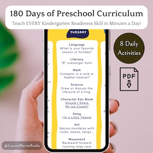 Puede incluir: La pantalla de un tel&eacute;fono inteligente que muestra un horario de curr&iacute;culo preescolar diario con 8 actividades para el martes. Las actividades incluyen lenguaje, alfabetizaci&oacute;n, matem&aacute;ticas, ciencias, educaci&oacute;n del car&aacute;cter, canci&oacute;n, arte y movimiento. El texto "8 actividades diarias" est&aacute; en un c&iacute;rculo marr&oacute;n en la parte superior derecha de la pantalla. El texto "PDF" est&aacute; en un c&iacute;rculo blanco con una flecha hacia abajo debajo.
