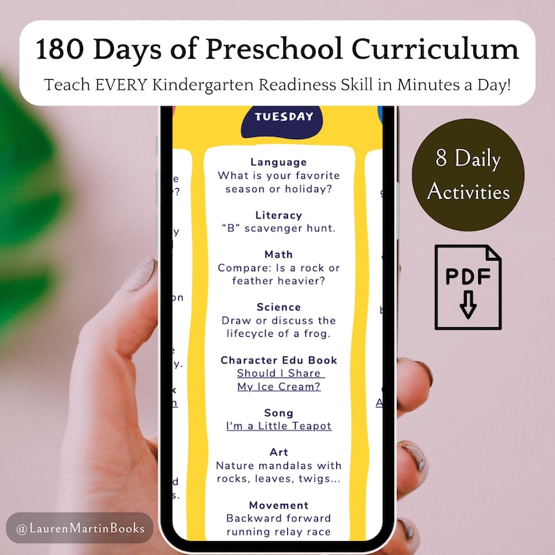 Puede incluir: La pantalla de un tel&eacute;fono inteligente que muestra un horario de curr&iacute;culo preescolar diario con 8 actividades para el martes. Las actividades incluyen lenguaje, alfabetizaci&oacute;n, matem&aacute;ticas, ciencias, educaci&oacute;n del car&aacute;cter, canci&oacute;n, arte y movimiento. El texto "8 actividades diarias" est&aacute; en un c&iacute;rculo marr&oacute;n en la parte superior derecha de la pantalla. El texto "PDF" est&aacute; en un c&iacute;rculo blanco con una flecha hacia abajo debajo.