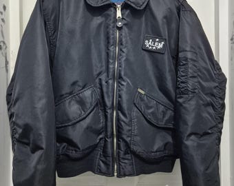 Chaqueta bomber con merchandising de la banda Salem Witch House. Talla XL