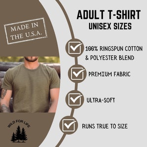 Op de afbeelding: Een groen T-shirt met de tekst "WILD FOR LIFE" en een dennenboom-afbeelding. Het T-shirt is gemaakt van 100% ringgesponnen katoen en polyester. Het is een unisex T-shirt dat true to size valt. Het T-shirt is gemaakt in de VS.