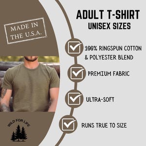 K&ouml;nnte beinhalten: Olivgr&uuml;nes Erwachsenen-T-Shirt mit dem Text "ADULT T-SHIRT UNISEX SIZES". Das Shirt besteht aus 100 % Ringspun-Baumwolle und einer Polyestermischung. Das Shirt ist ultraweich und f&auml;llt gr&ouml;&szlig;engetreu aus. Hergestellt in den USA.