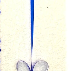 Puede incluir: Una cinta azul vertical titulada Heart Braid. La cinta est&aacute; doblada en una serie de formas de coraz&oacute;n repetitivas dispuestas en columna. Cada intersecci&oacute;n de coraz&oacute;n est&aacute; acentuada con un peque&ntilde;o adorno floral blanco, redondo y texturizado.
