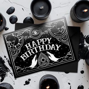 Ouija Brett Geburtstagskarte | Großer Gruß für Spooky Hexe | Haunted Geschenk für jedes Alter | Schwarzes Geschenk für Halloween Goth, Alt, Metal, Emo