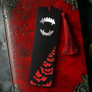 Segnalibro in lamina di vampiro / regalo fatto a mano per gli amanti dei libri gotici e stregoneschi / lamina d'argento, nappa / compleanno alternativo del topo di biblioteca Penny Dreadful
