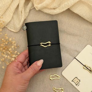 Wave mini TN-bedel | Wit | 20e verjaardag Travellers Company | Zakformaat | Kolour Café | Emaille planner pin | Accessoires