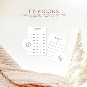 Puede incluir: Dos hojas de papel washi blanco con iconos en blanco y negro impresos en ellas. Las hojas están etiquetadas como "KOLOUR CAFE" y presentan 35 iconos pequeños en círculos de 8 mm. El texto "TINY ICONS" está en la parte superior de la imagen. El texto "35 ICONS IN ONE SHEET | PRINTED ON WASHI PAPER" está debajo del título. El texto "85X55MM SHEET | 8MM "CIRCLES" está debajo de la línea de texto anterior. El texto "ICONS INSIDE THE CIRCLES VARY IN SIZE" está en la parte inferior de la imagen.