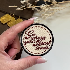 Toppa ricamata da viaggio adesiva / Dove ti porta il cuore / Applicazione / Decorazione per borsa / Accessorio per taccuino da viaggio rosso, per pianificare viaggi e amore