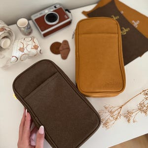 Pochettes pour carnet de voyage | Faux nubuck | Trousse zippée | Papeterie minimaliste | Étuis zippés | Étuis passeport standard TN