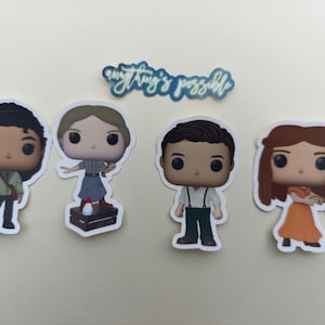 Könnte beinhalten: Vier Funko Pop-Figuren von Charakteren aus einer Film- oder Buchreihe. Die Figuren zeigen eine Frau in einer grünen Jacke, eine Frau in einem blauen Kleid, einen Mann mit Hosenträgern und eine Frau in einem orangefarbenen Kleid. Ein Aufkleber über den Figuren lautet "everything's possible."