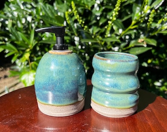 陶器製ソープディスペンサー、歯ブラシタンブラー、ソープディッシュ / 陶器製バスルームアクセサリーセット / 液体ソープディスペンサー / グリーン | ArtistPauline