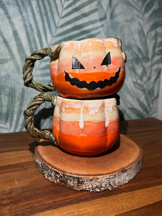 Handgetöpferte Kürbis-Tasse – Einzigartige Keramiktasse für Herbst und Halloween | ArtistPauline