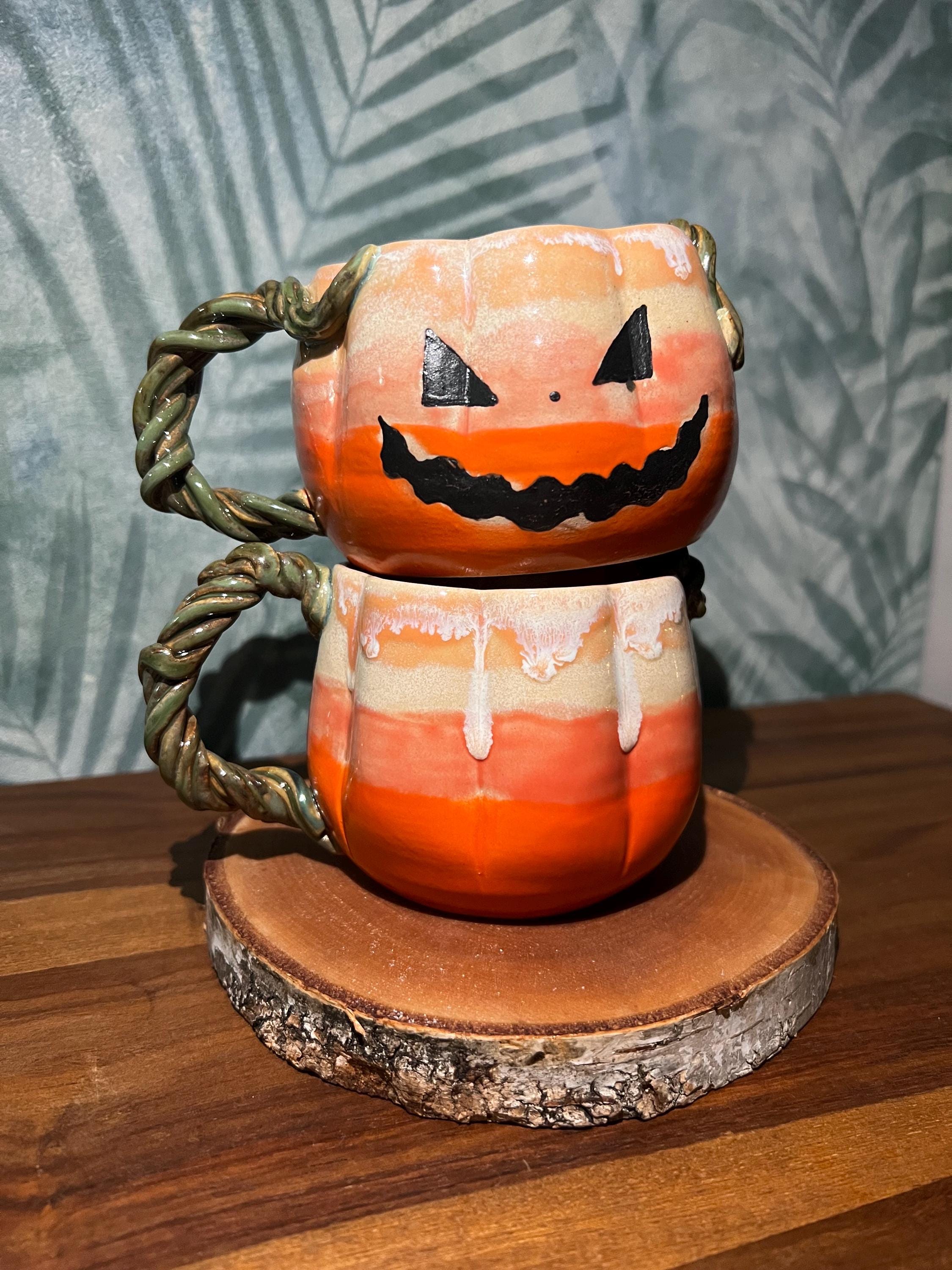 Handgetöpferte Kürbis-Tasse – Einzigartige Keramiktasse für Herbst und Halloween | ArtistPauline