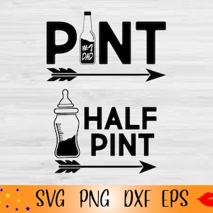 以下が含まれることがあります： 「Pint」というテキストと、「#1 Dad」というテキストが書かれたビール瓶が右向き矢印の上にあり、矢印の下には「Half Pint」というテキストと、乳首が付いた哺乳瓶が右向き矢印の上に書かれた白黒のグラフィックデザインです。