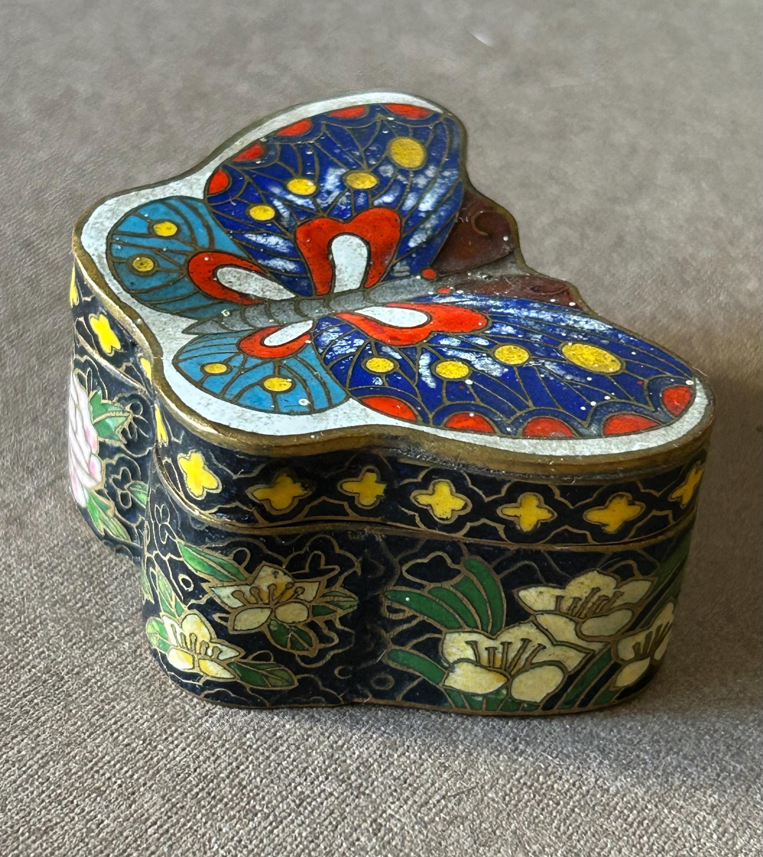 ヴィンテージ七宝焼きの小物入れ。 ヴィンテージ七宝焼きの蝶の小物入れ – 手描きの中国製エナメル製品