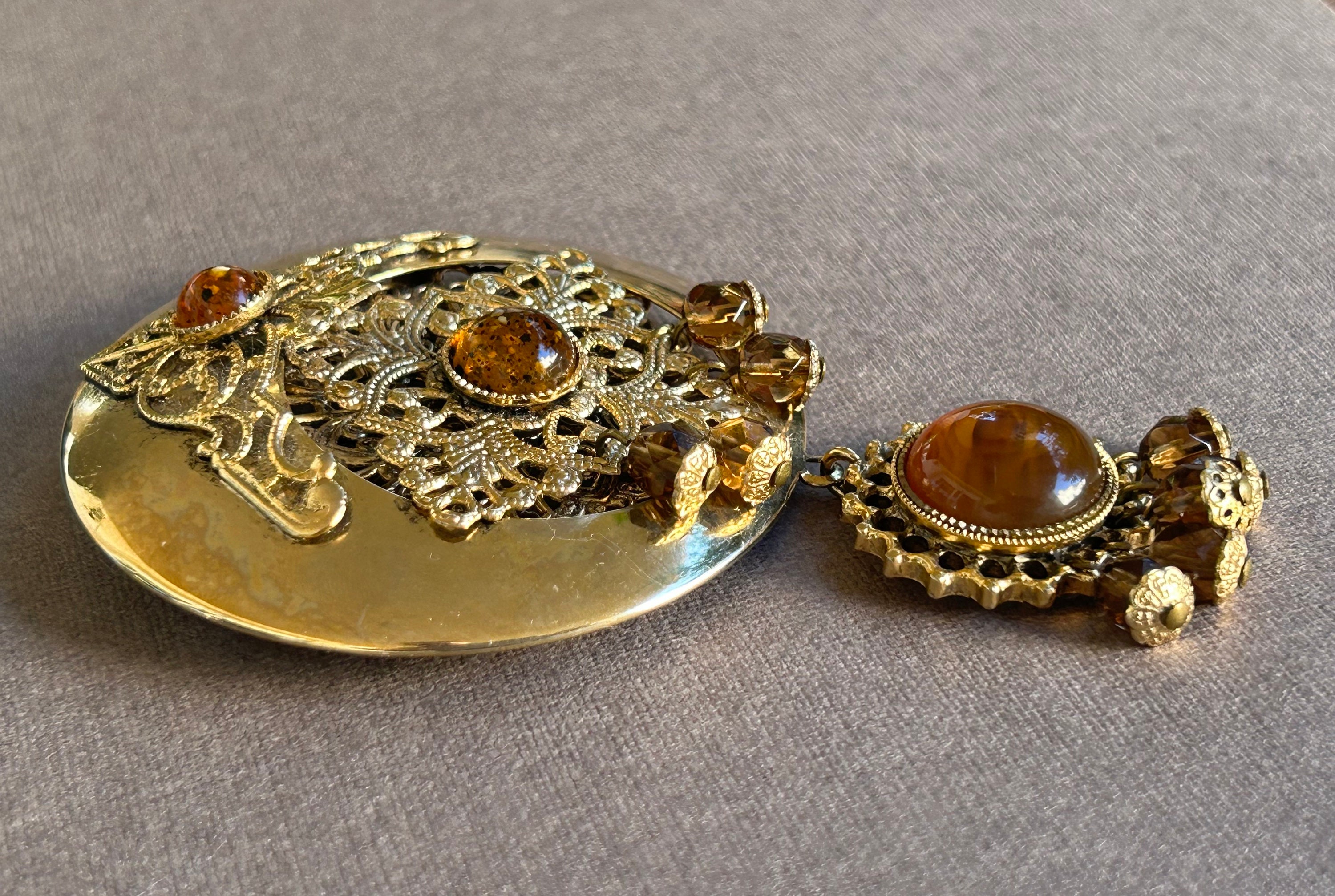 Broche Vintage Années 60 - Laiton Doré Avec Cabochon De Verre Abstrait - Ancienne En Excellent état