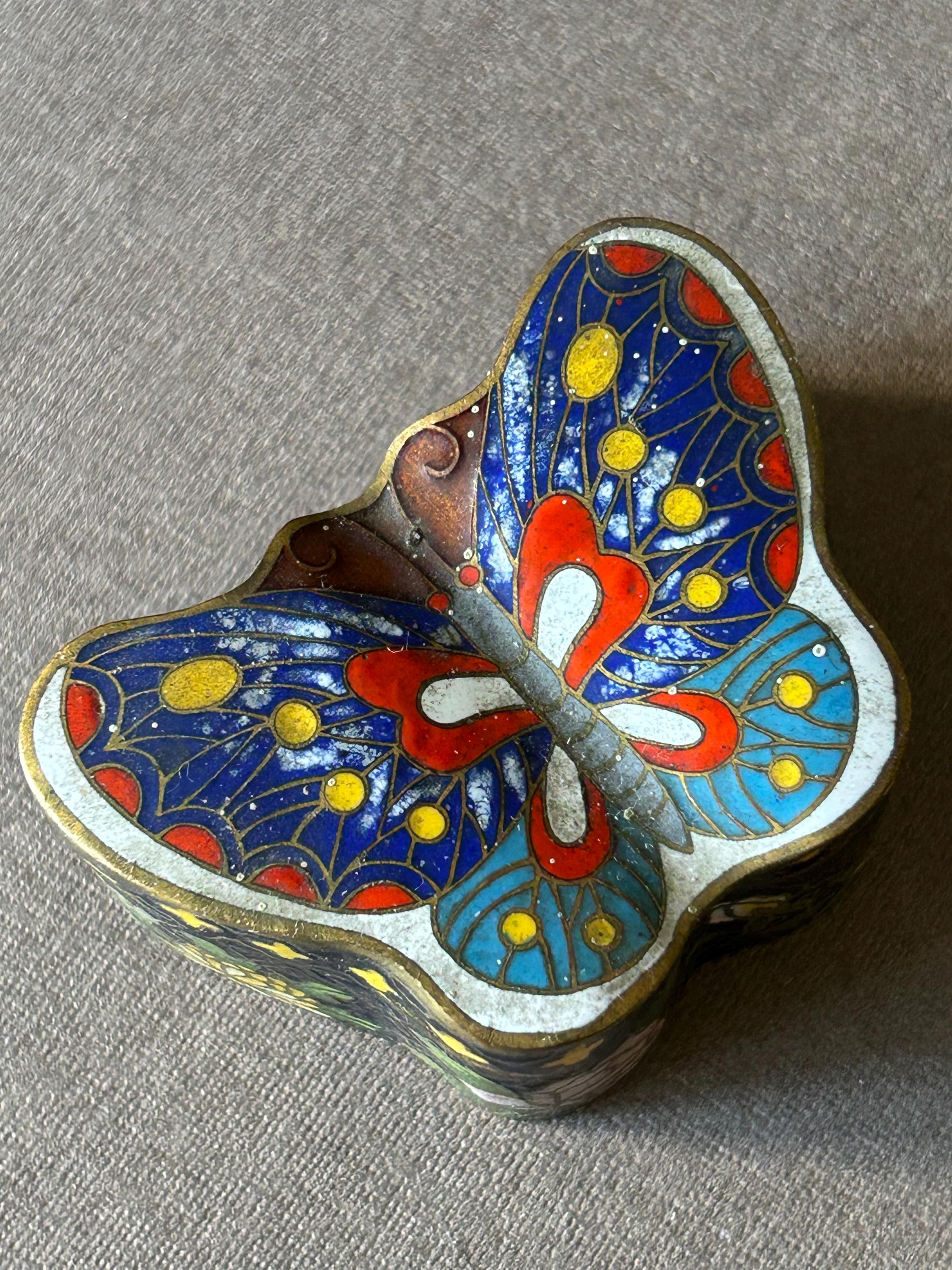 ヴィンテージ七宝焼きの蝶の小物入れ – 手描きの中国製エナメル製品