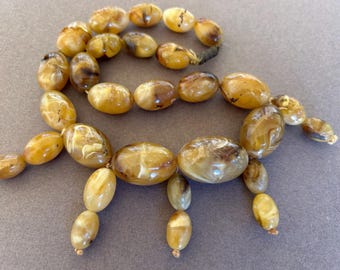 Collar vintage de baquelita con cuentas jaspeadas estilo Art Déco de 1930.