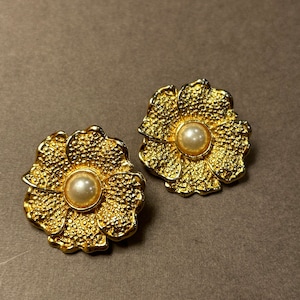Clip on earrings vintage