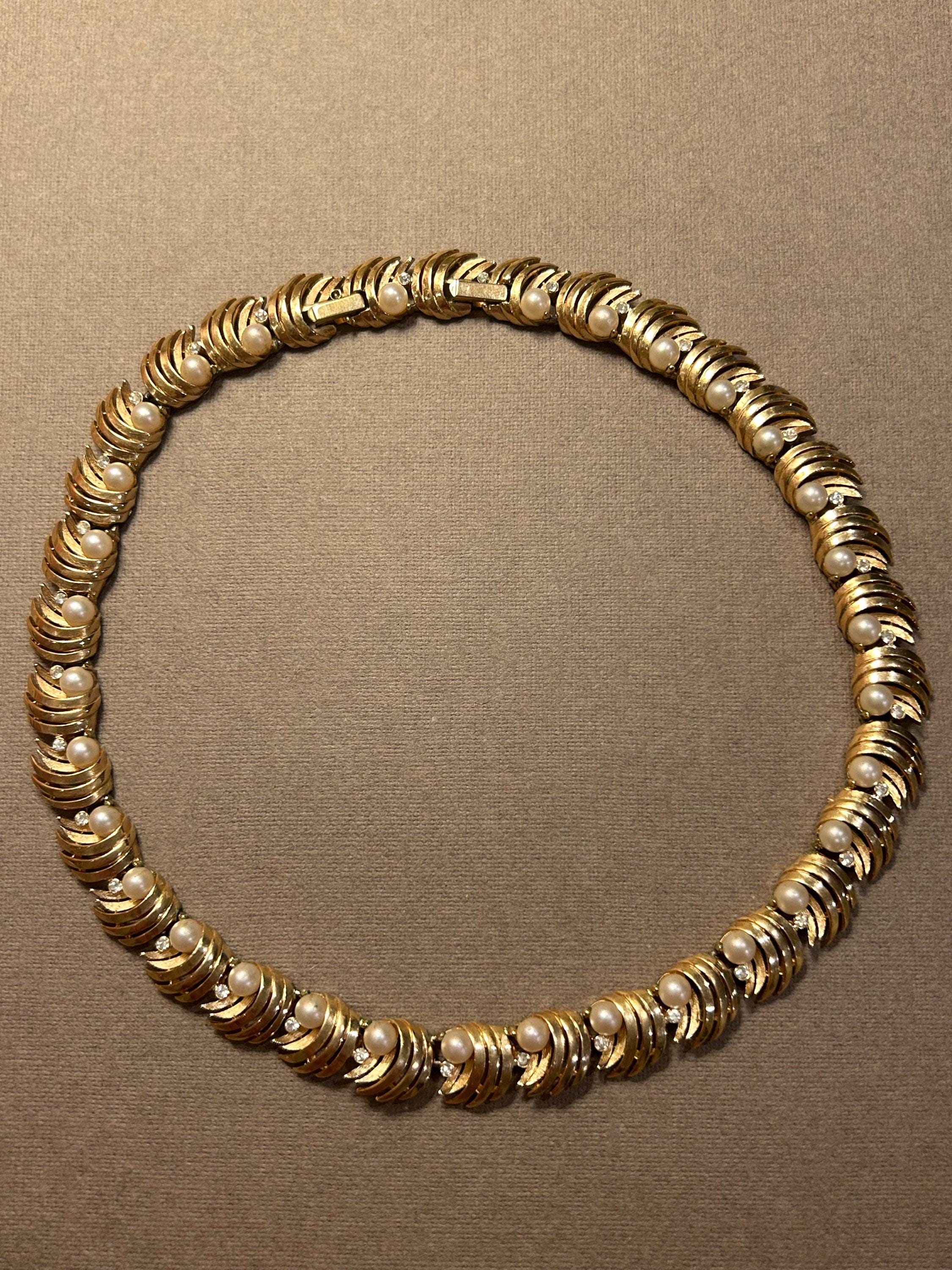 Collier cabochon en acrylique blanc et ton or signé Trifari vintage A-9-81 - France