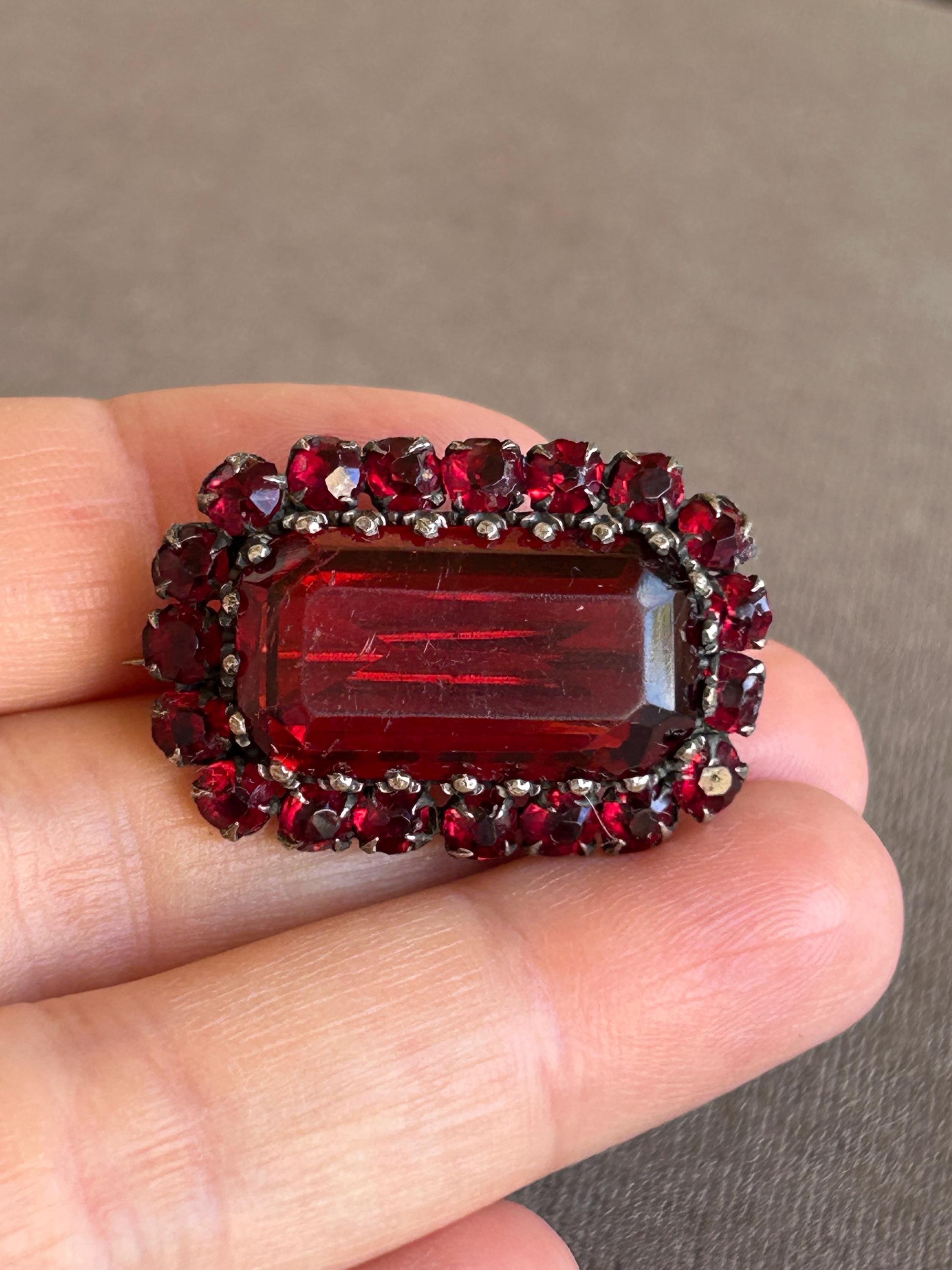 Broche Vintage Dorée Avec Verre De Bohème Et Agate Rouge - Création Artisanale Unique