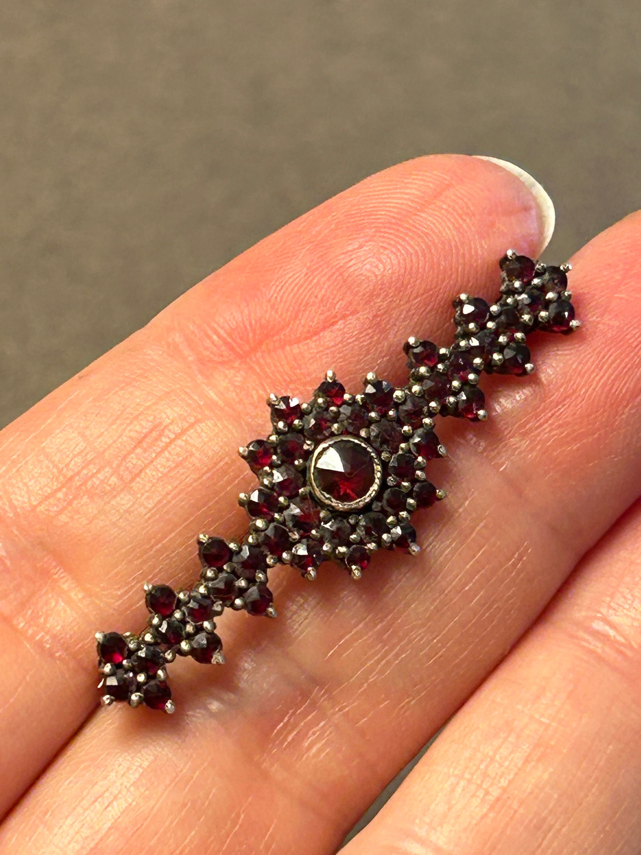 アンティークボヘミアンガーネットバーブローチ – 900シルバー金メッキ