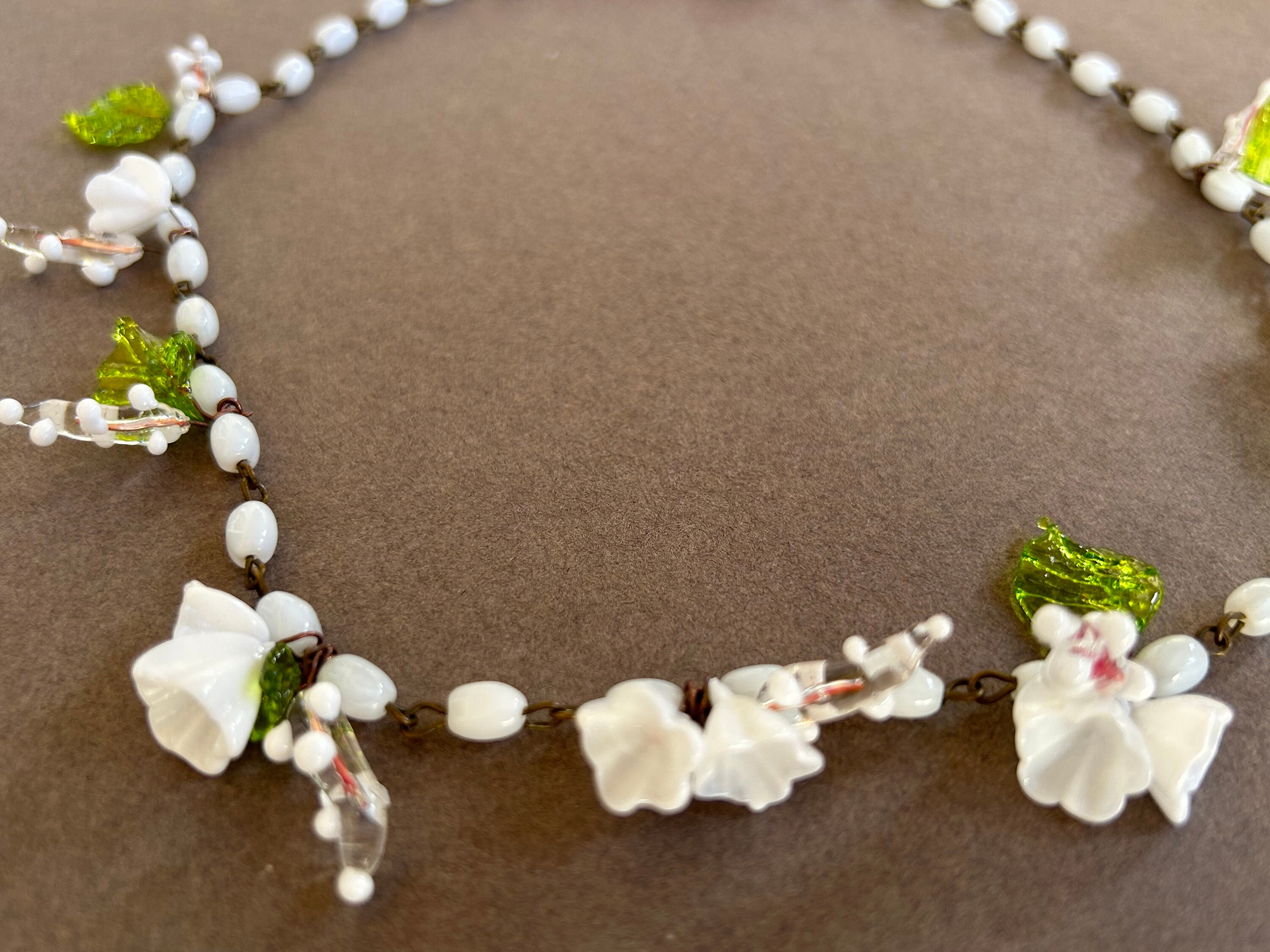 Collier Vintage Années 60 – Pendentif Fleurs En Pâte De Verre Blanc, Ancien, Occasion
