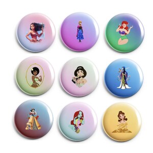 Peut inclure: Neuf boutons ronds avec des fonds colorés et des images de princesses Disney. Chaque bouton présente une princesse différente dans une pose et une tenue uniques. Les princesses incluent Moana, Elsa, Ariel, Tiana, Jasmine, Mulan, Blanche-Neige, Ursula et Belle.