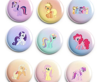 Può includere: Nove bottoni rotondi con i personaggi di My Little Pony. I bottoni sono di vari colori pastello con un bordo bianco. I personaggi includono Twilight Sparkle, Pinkie Pie, Rainbow Dash, Fluttershy, Applejack, Rarity e un gruppo di tutti e sei i pony.