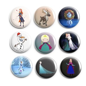Könnte beinhalten: Neun runde Knöpfe mit Figuren aus dem Animationsfilm Frozen. Die Knöpfe zeigen Olaf, Elsa, Anna, Sven das Rentier und Kristoff.