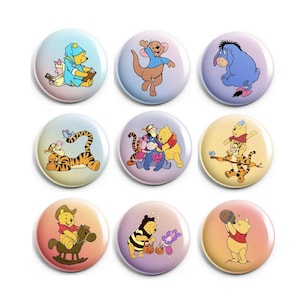 Può includere: Nove spille a bottone con i personaggi di Winnie the Pooh su sfondi colorati. I personaggi includono Winnie the Pooh, Tigro, Maialino, Ih-Oh, Roo e Coniglio.