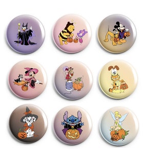 Könnte beinhalten: Neun runde Knöpfe mit verschiedenen Disney-Charakteren in Halloween-Kostümen. Die Charaktere umfassen Maleficent, Winnie Puuh, Mickey Mouse, Minnie Mouse, Stitch, Tinkerbell und mehr. Jeder Knopf hat eine andere Hintergrundfarbe und ein Halloween-Design.