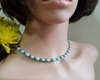 Zierliches Halsband / kurze Halskette aus Muscheln und türkisfarbenen Perlen