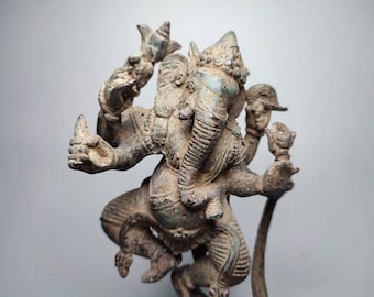 Lord Ganesha de pie encima de Cobra