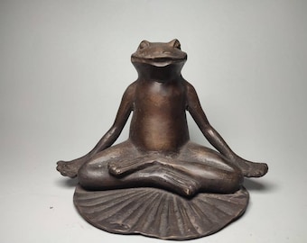 Rana de bronce de yoga en la hoja
