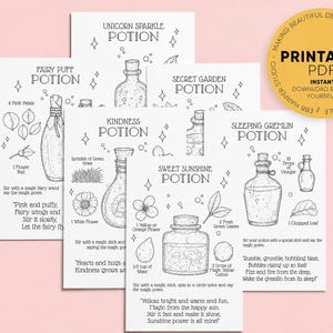 Puede incluir: Un conjunto de cinco tarjetas blancas imprimibles con ilustraciones de líneas negras de botellas de pociones, ingredientes y texto. Cada tarjeta muestra un nombre de poción único como Unicorn Sparkle, Fairy Puff, Secret Garden, Kindness y Sweet Sunshine.