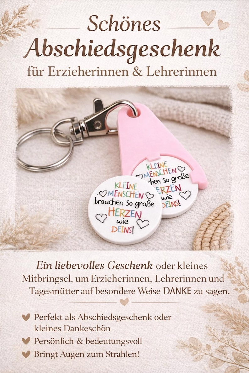 Puede incluir: Un llavero rosa y plateado con dos colgantes circulares blancos. Los colgantes tienen el texto "KLEINE MENSCHEN brauchen so gro&szlig;e HERZEN wie DEINS!" en color. Un regalo atento.