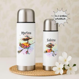 Könnte beinhalten: Zwei weiße, isolierte Edelstahl-Wasserflaschen mit silbernen Deckeln. Jede Flasche zeigt eine farbenfrohe Illustration einer Hexe auf einem Besen, mit den Namen "Martina" und "Sabine". Der Text "In 2 Größen erhältlich" ist ebenfalls vorhanden.